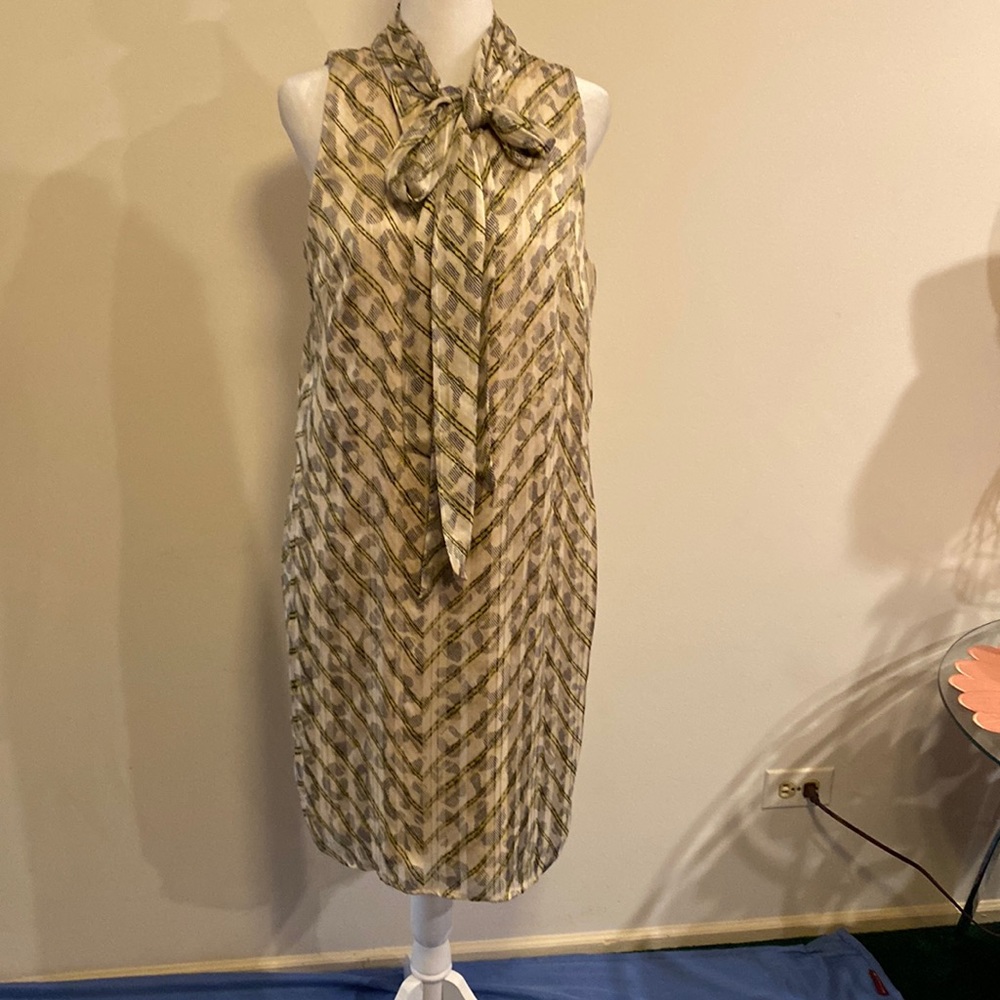 Banana Republic pull on dress with side pockets and front bowl, lining size M